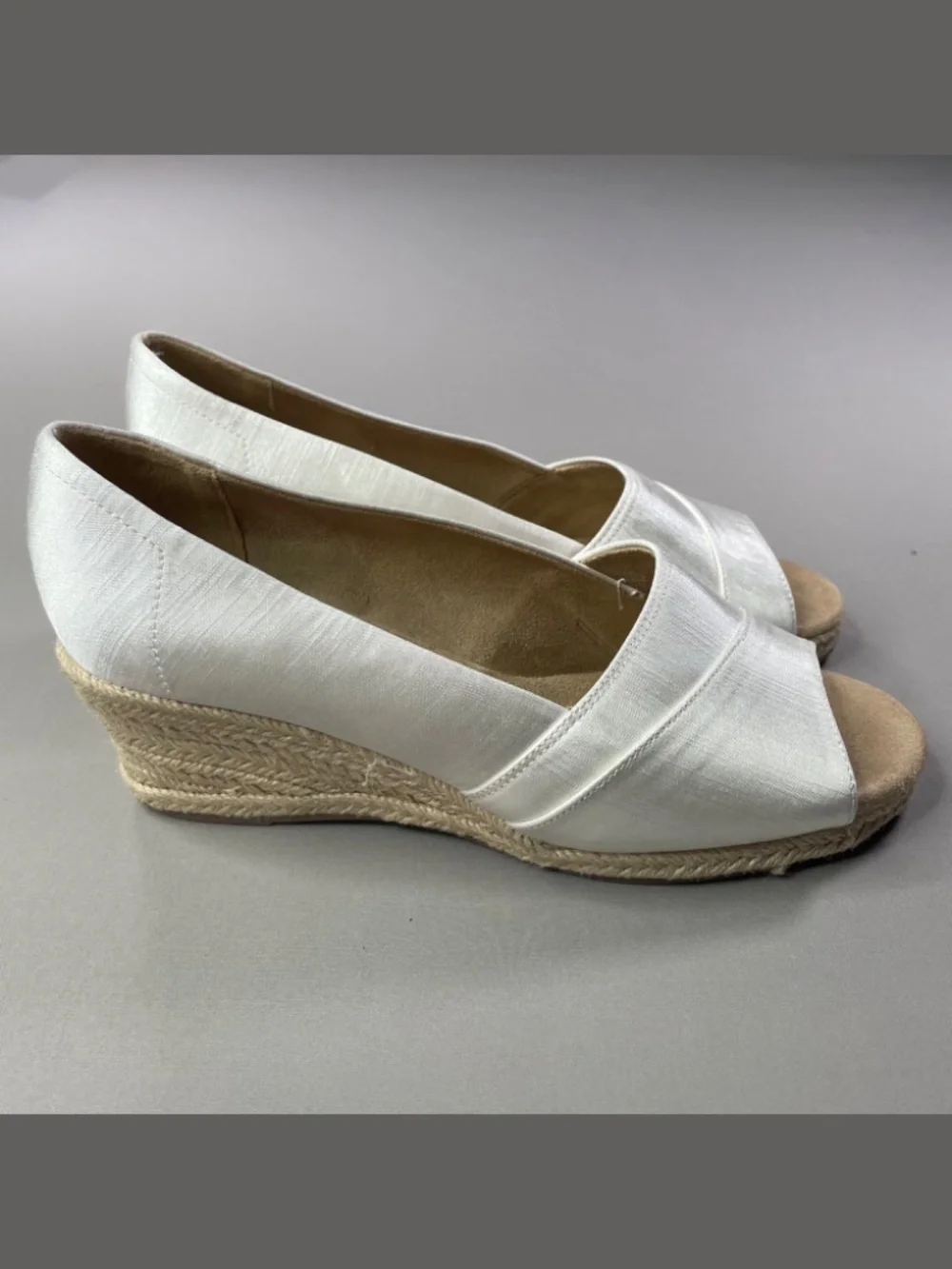 NEW Easy Street Shoes Womens 9 white brown satin jute wedges summer cocktail